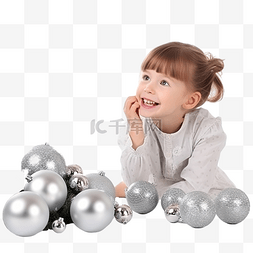 有趣的微笑小女孩在圣诞装饰中玩