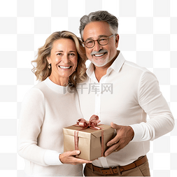 成熟快乐的夫妇拿着礼物盒在圣诞