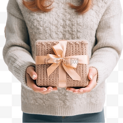 小礼品礼盒图片_手穿毛衣，手里拿着一份带圣诞装