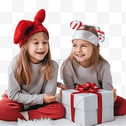 两个扎着辫子戴着圣诞红帽带着礼