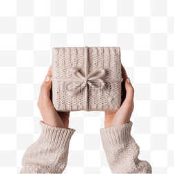小礼品礼盒图片_手穿毛衣，手里拿着一份带圣诞装