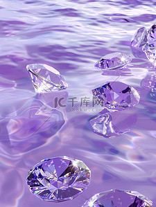 钻石插画图片_闪亮的钻石漂浮在淡紫色的水上插图