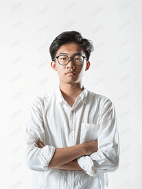 白色背景工作室教育理念下的亚洲大学生肖像
