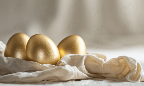 三个金蛋被布包裹着