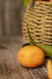 一个橘子水果竹筐背景