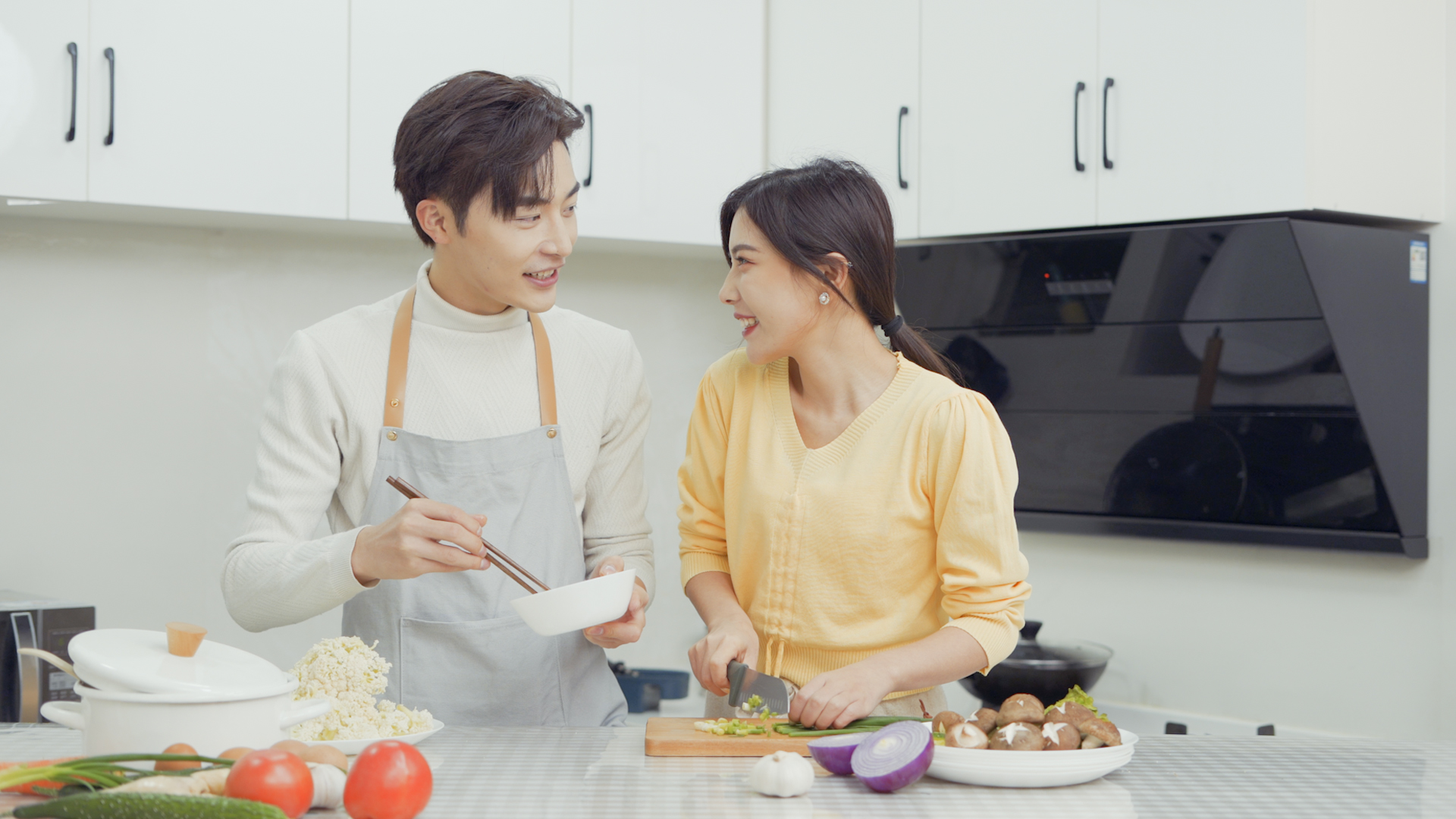 4k在厨房一起做饭的年轻夫妇情侣