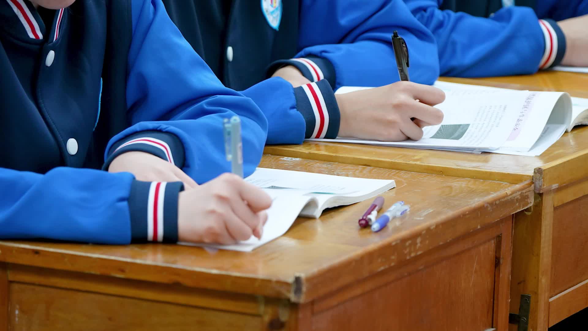高中课堂学生上课写字视频