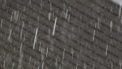 4K下雨大雨雨水落下雨滴