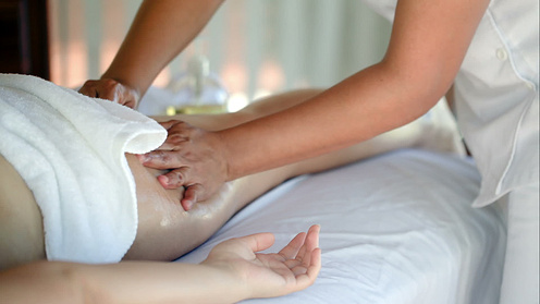 按摩背部和腹部,自己坐在沙发上,使用仪器并坐在扶手椅上。