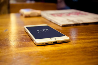 电子产品样机海报模板_餐桌上的白色手机样机