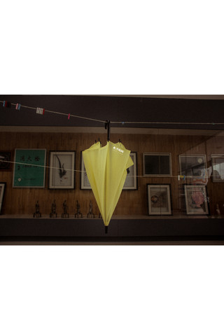 雨伞样机海报模板_挂着的黄色雨伞实物样机