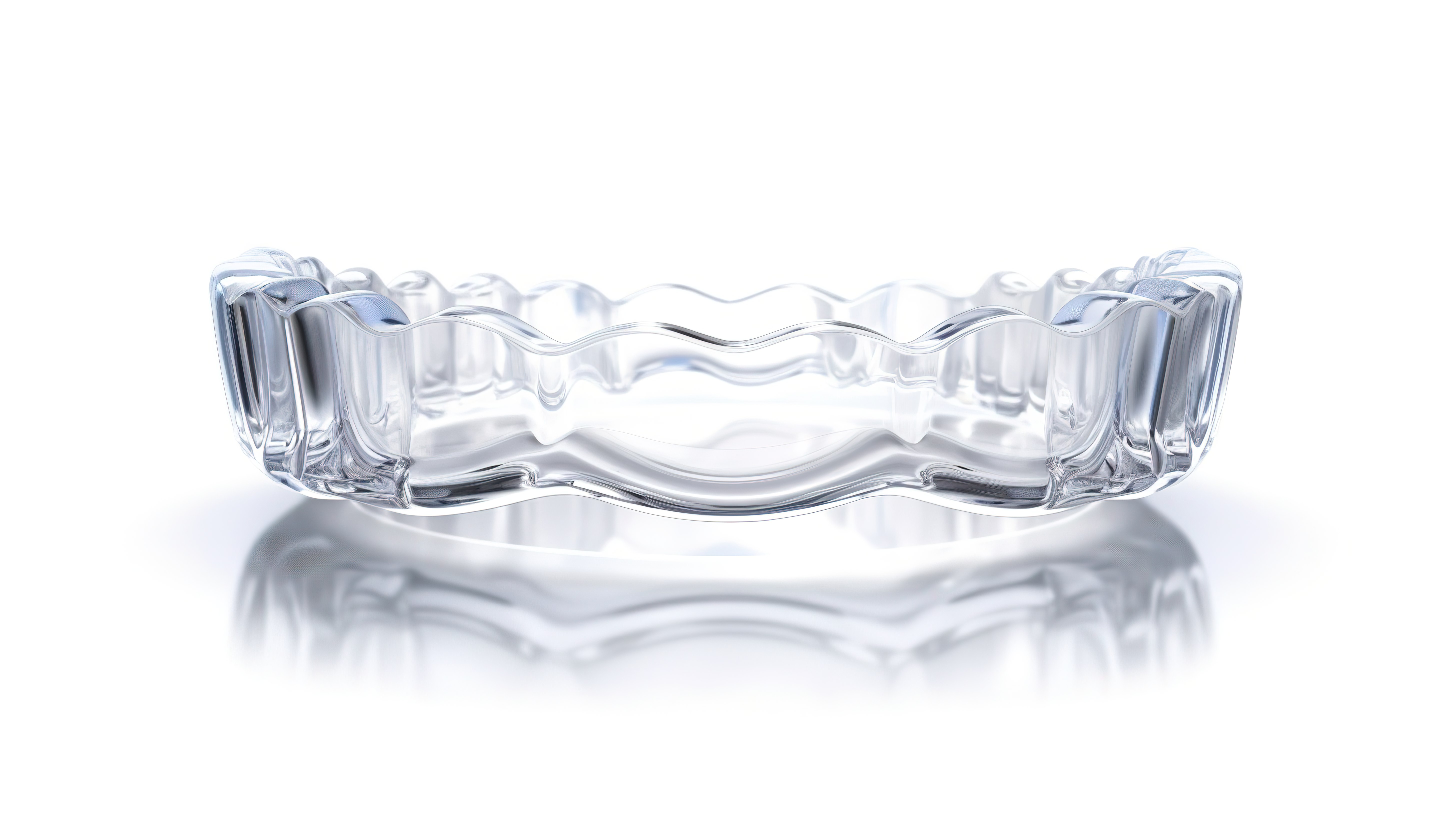 3d 渲染隐形正畸与白色背景上的 Invisalign 隐形矫正图片