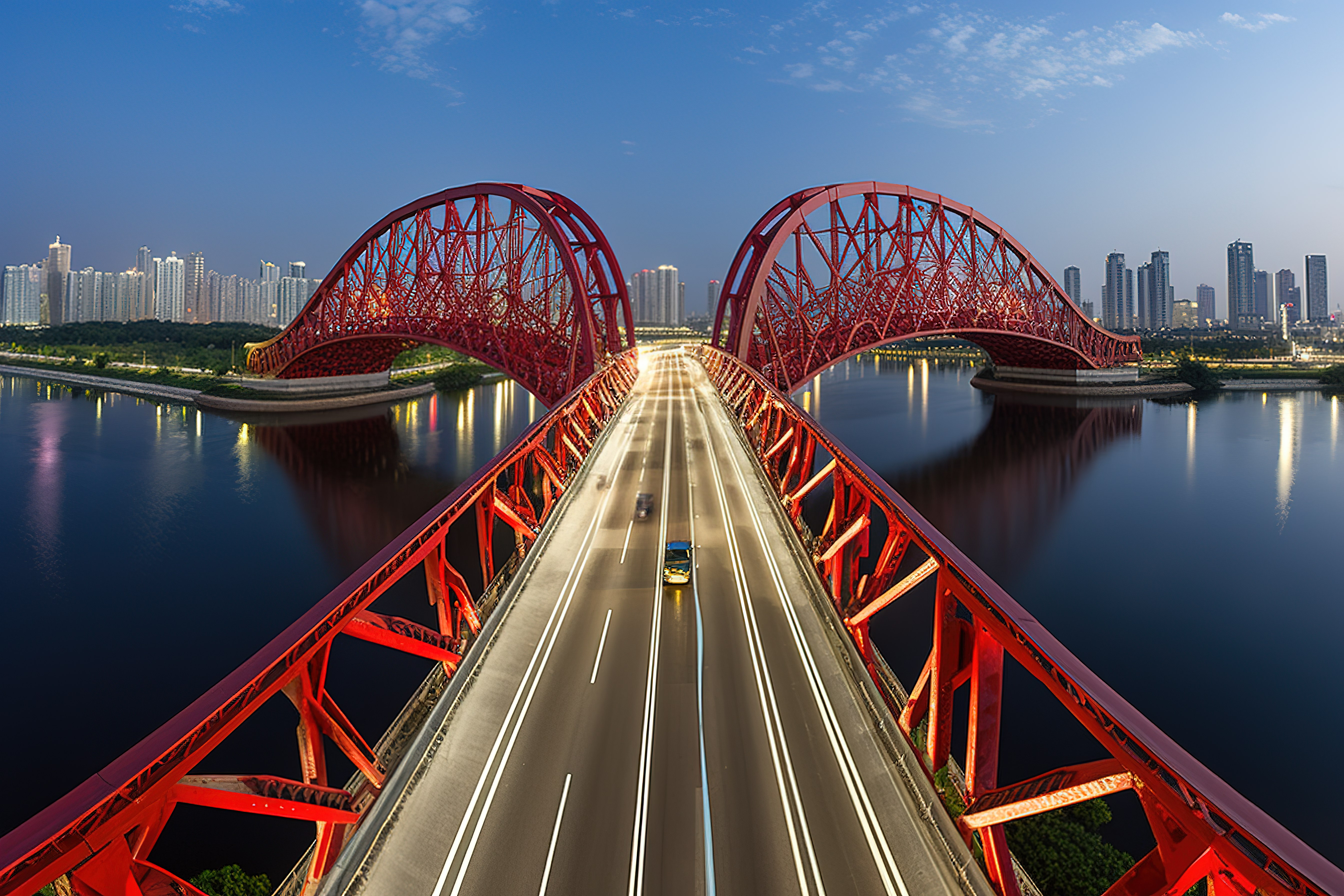 一座横跨河的桥图片