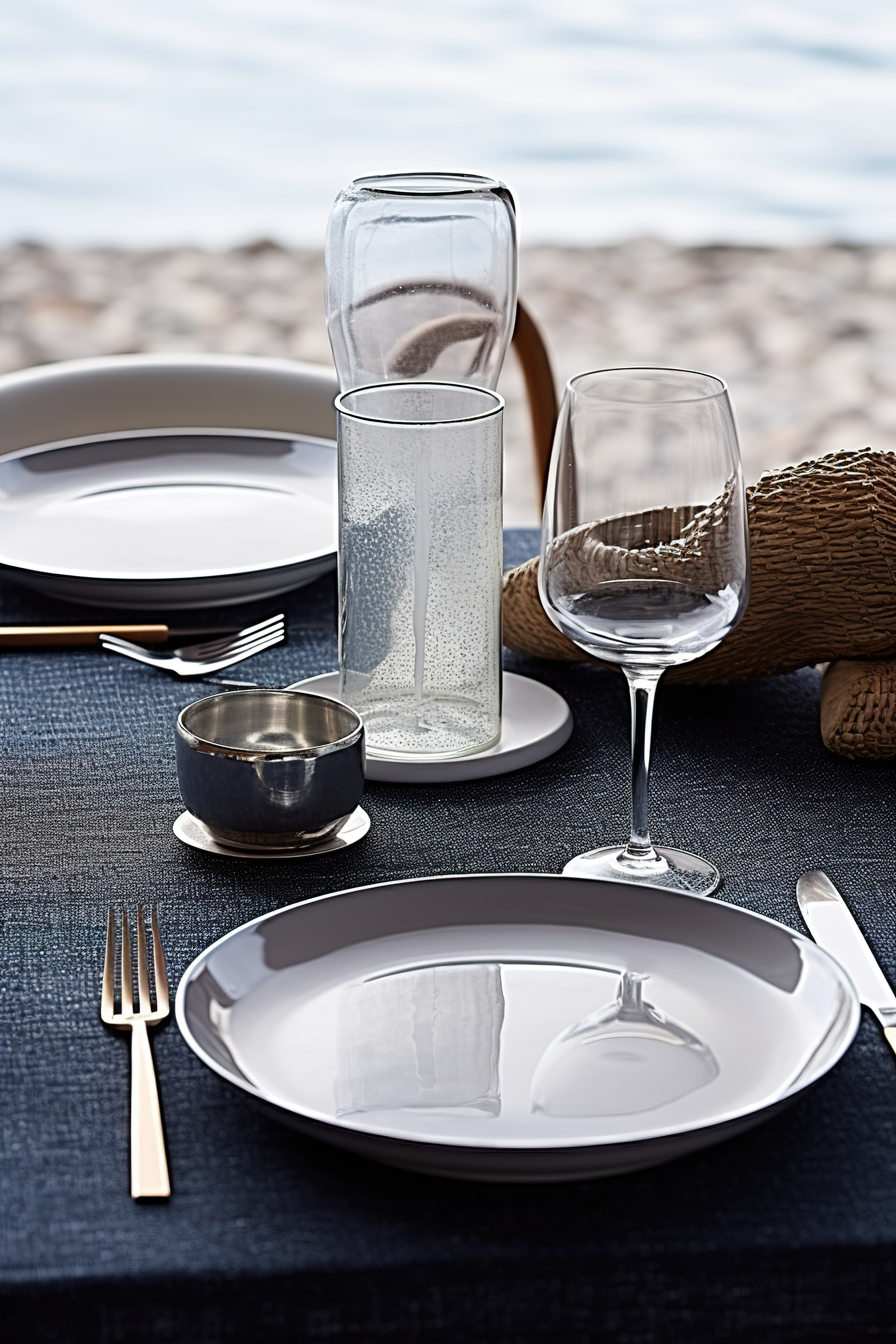 一张桌子，上面有银器银器和玻璃器皿图片