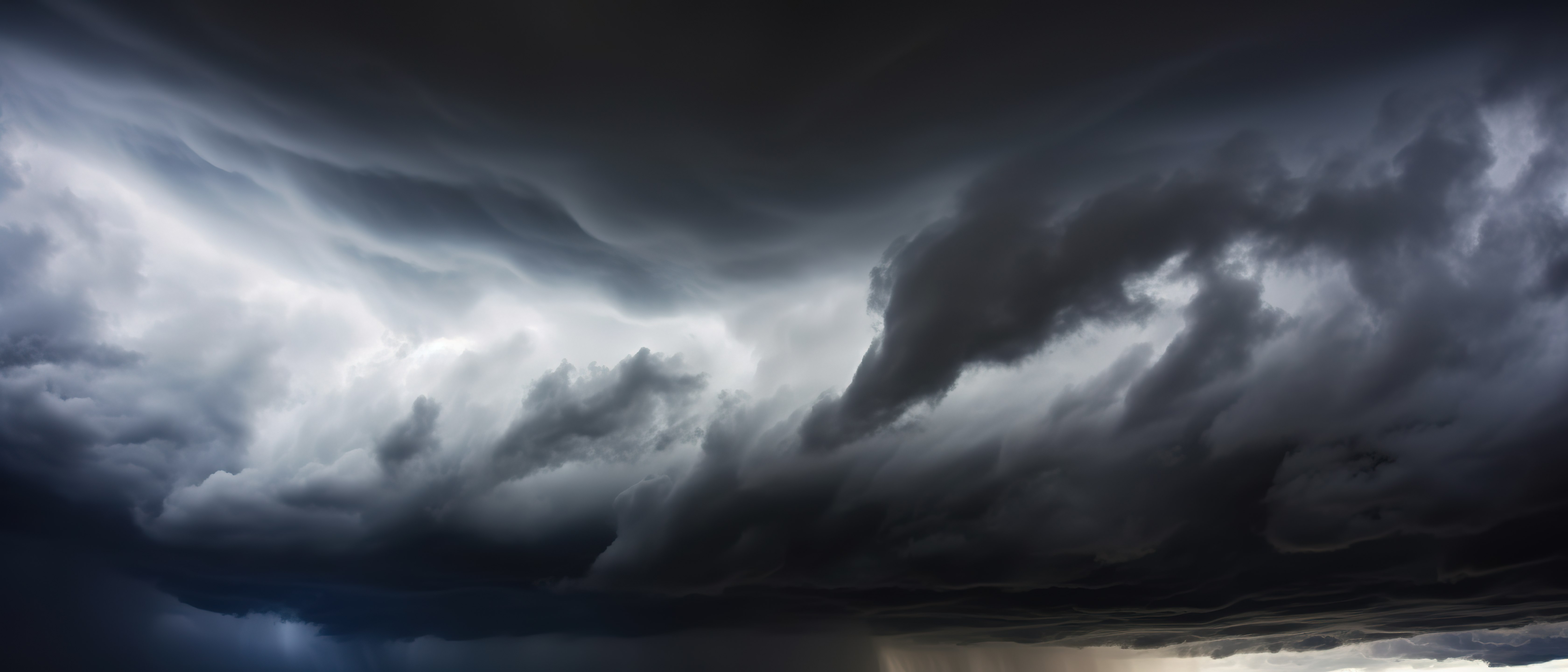 暴风云覆盖了傍晚的天空，云的形状是从空风暴中排出的图片
