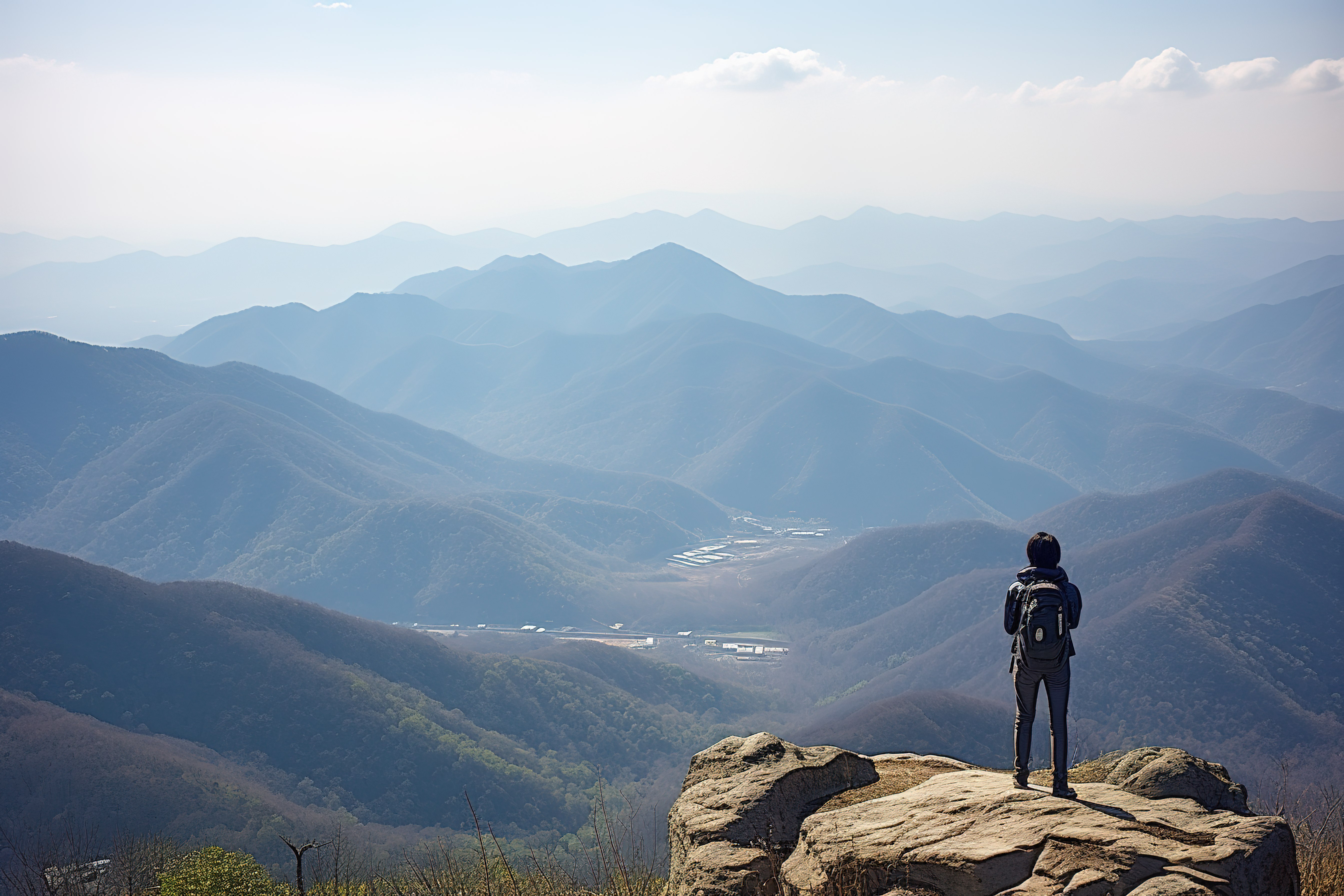 观察山谷和山脉的人我康嘎安长冲山风景区图片