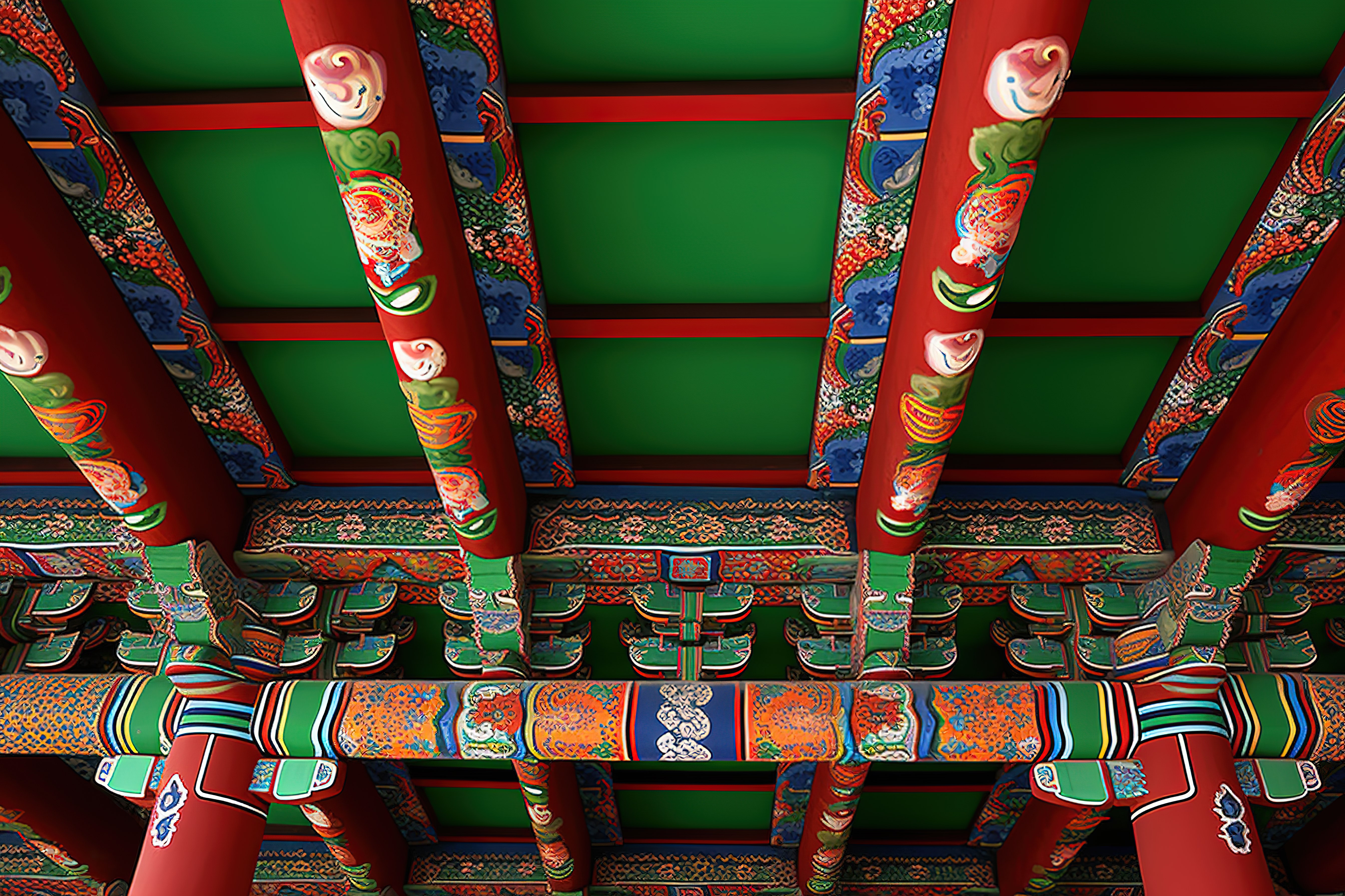 韩国宗教建筑内色彩鲜艳的天花板图片