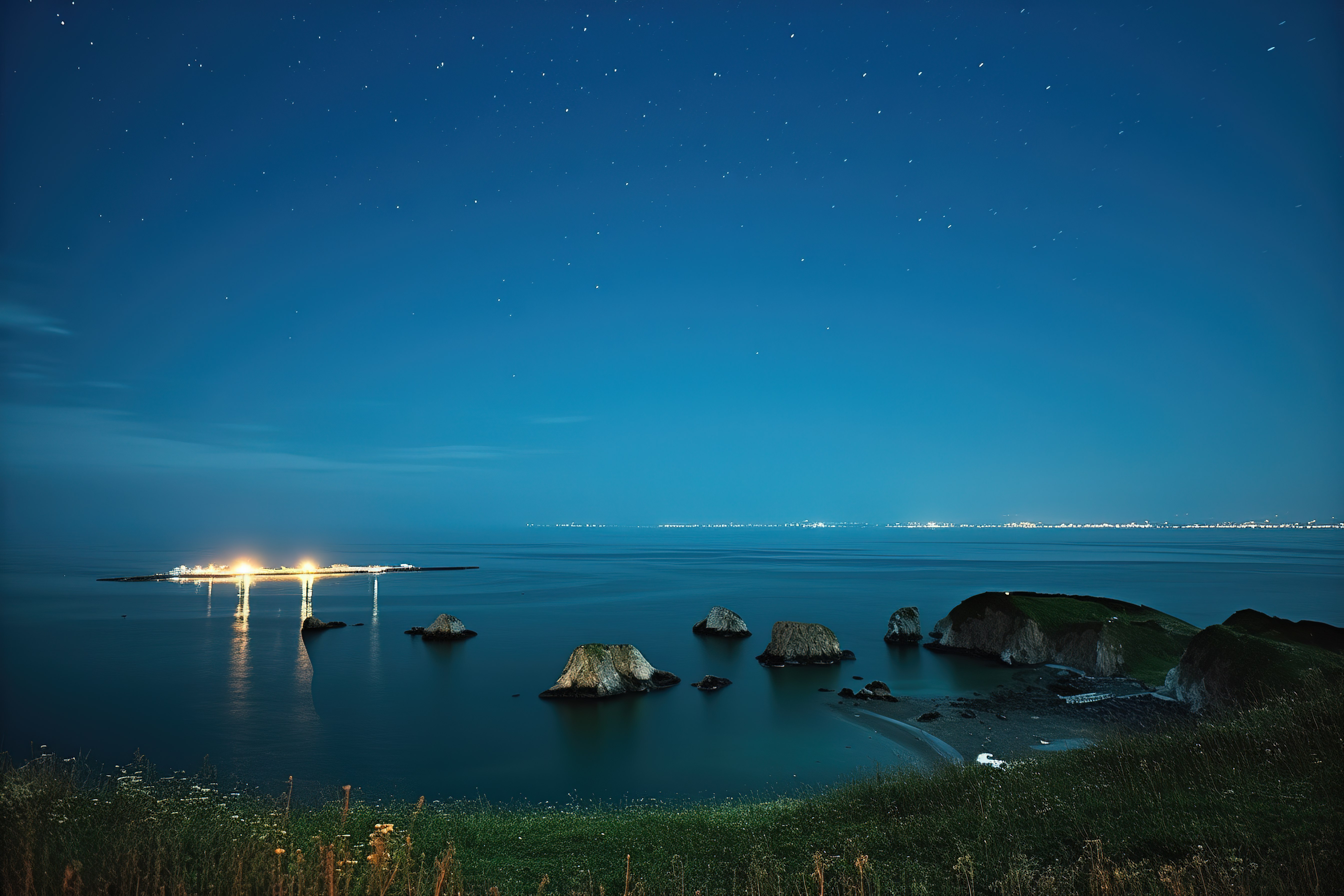 kohji tae 悬崖上的夜间灯光图片