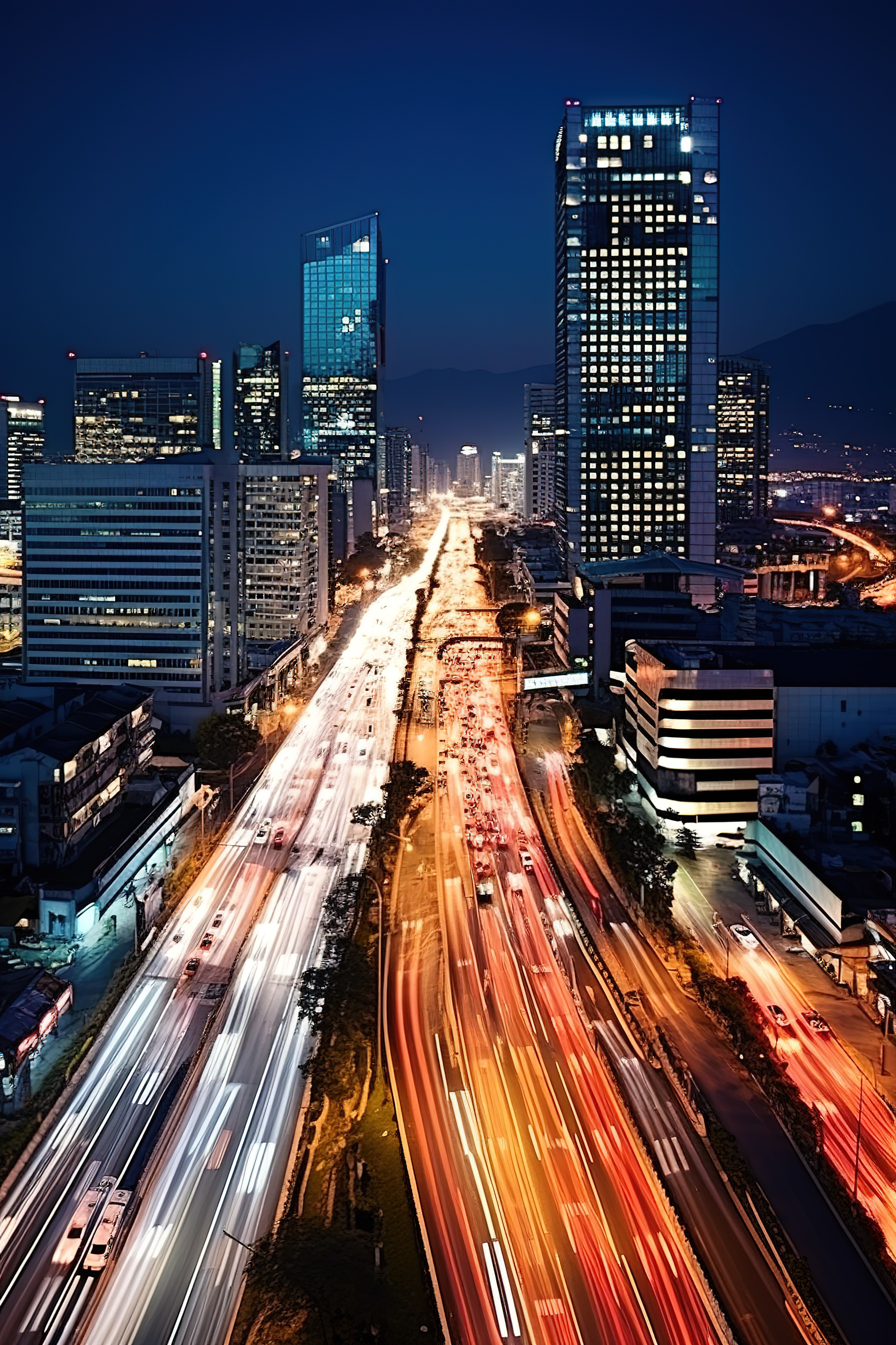 一座高楼林立夜间交通拥堵的城市图片