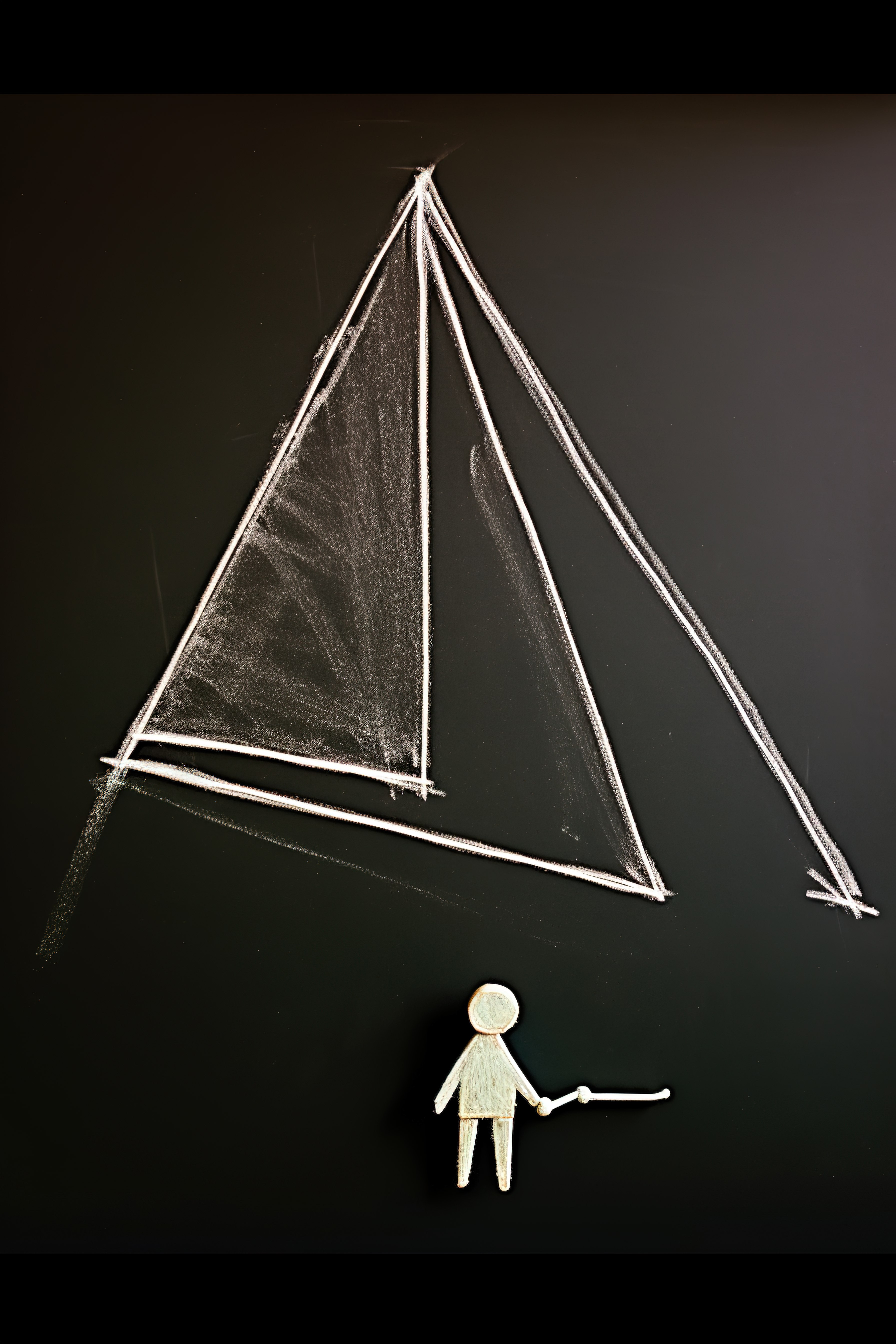 一个拿着笔和粉笔的方形男人，靠近黑板上画的三角形图片
