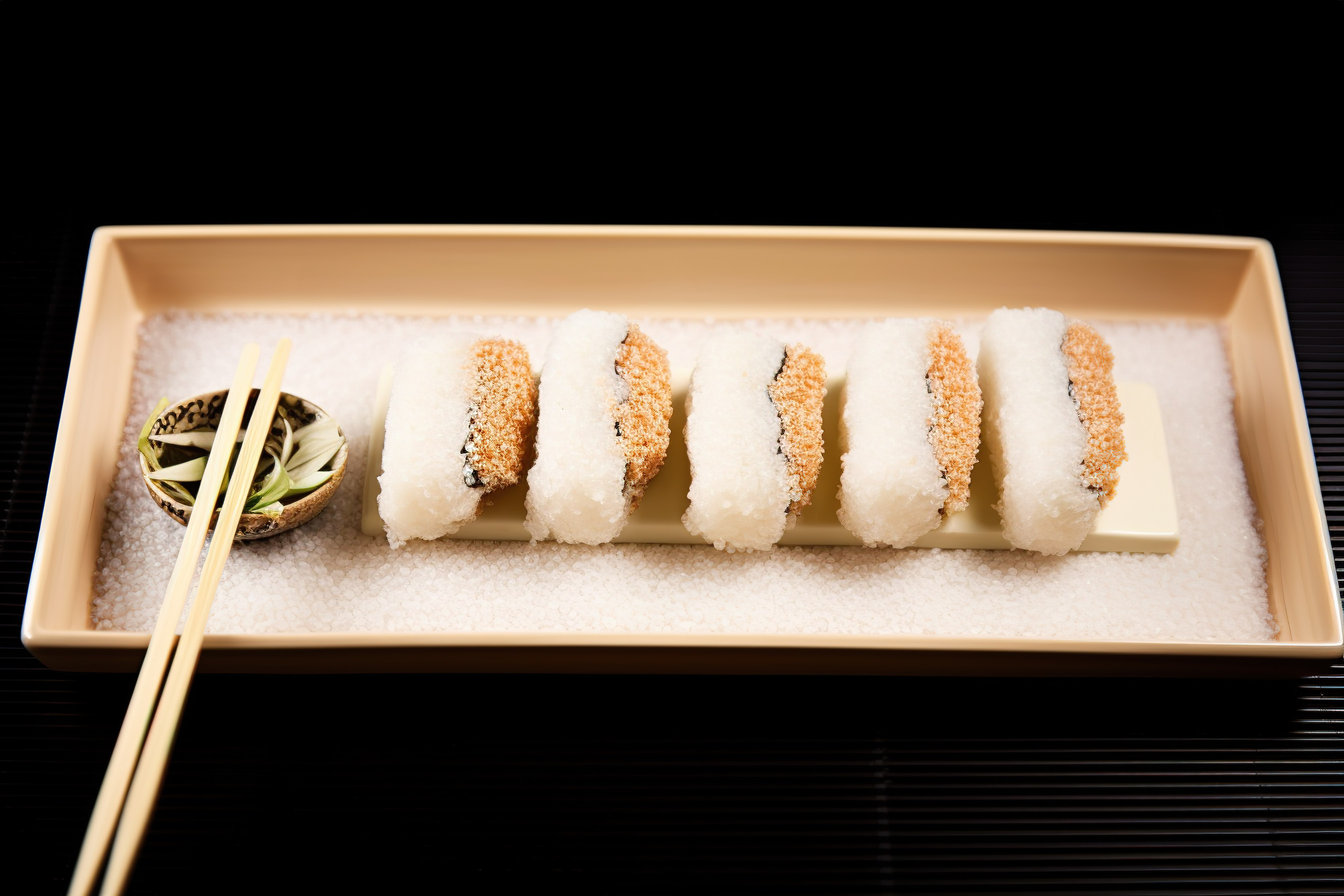 一个小托盘，里面有寿司米饭和筷子图片