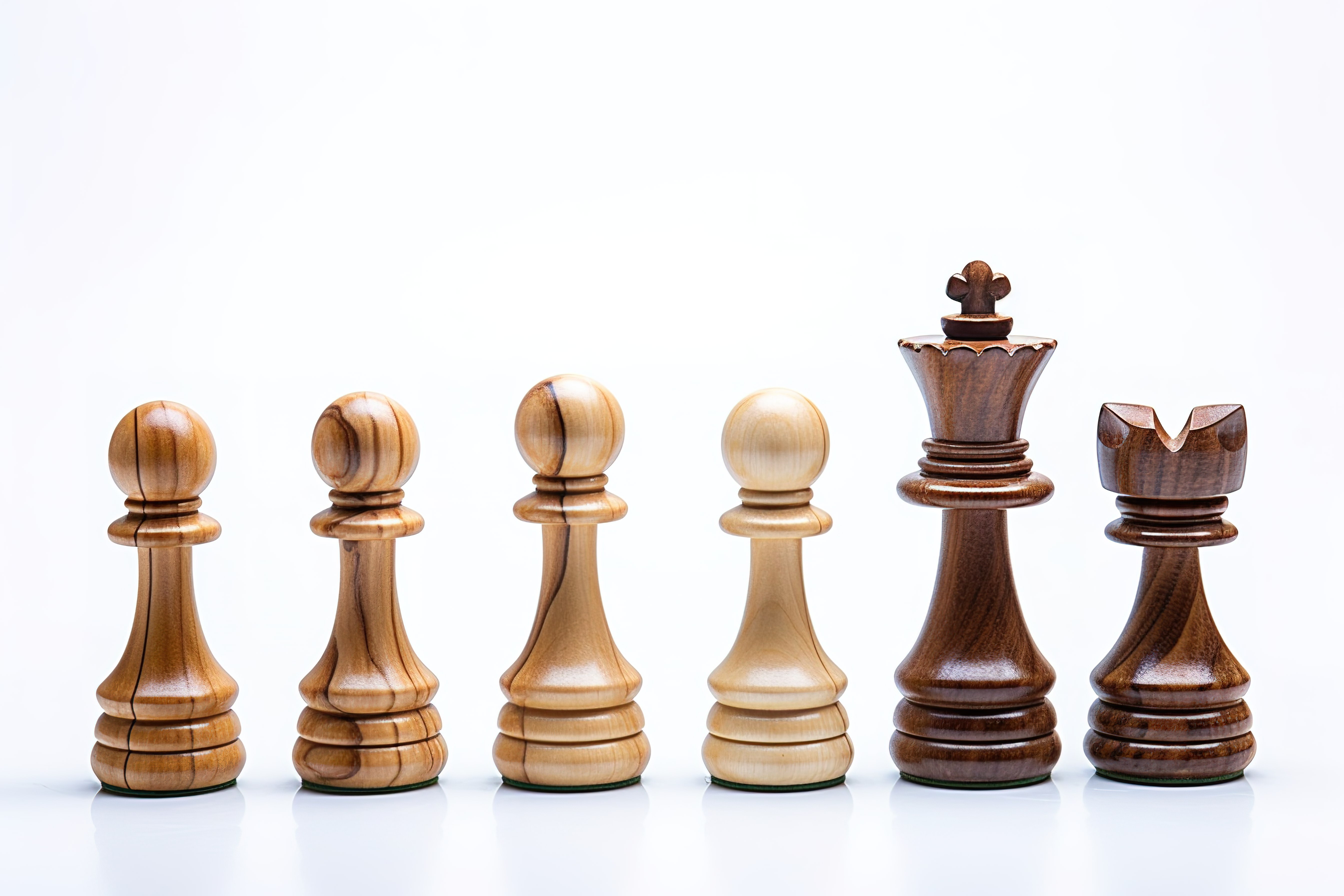 一个国际象棋王站在其他棋子旁边图片