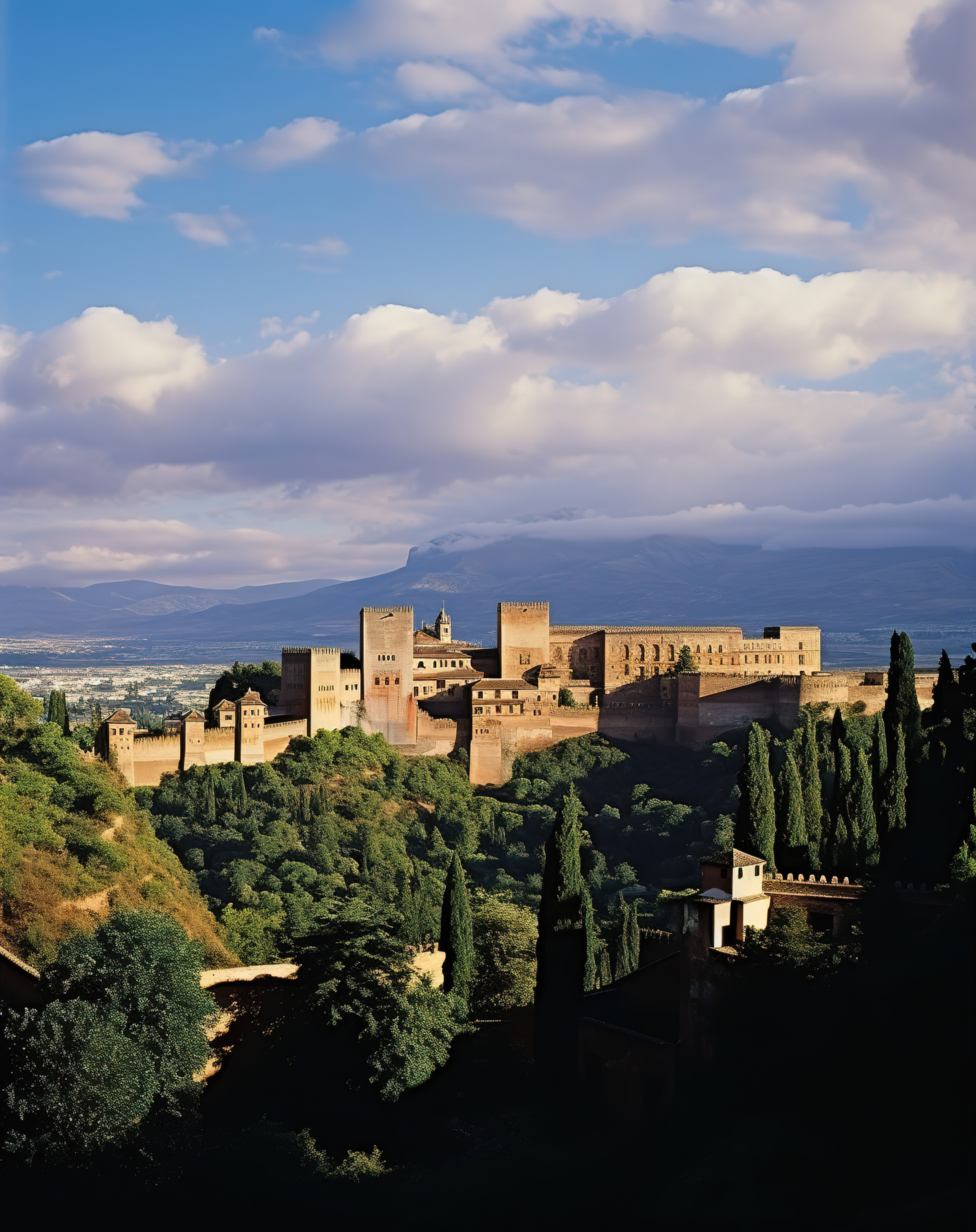 从城堡和山上欣赏阿罕布拉宫的景色图片