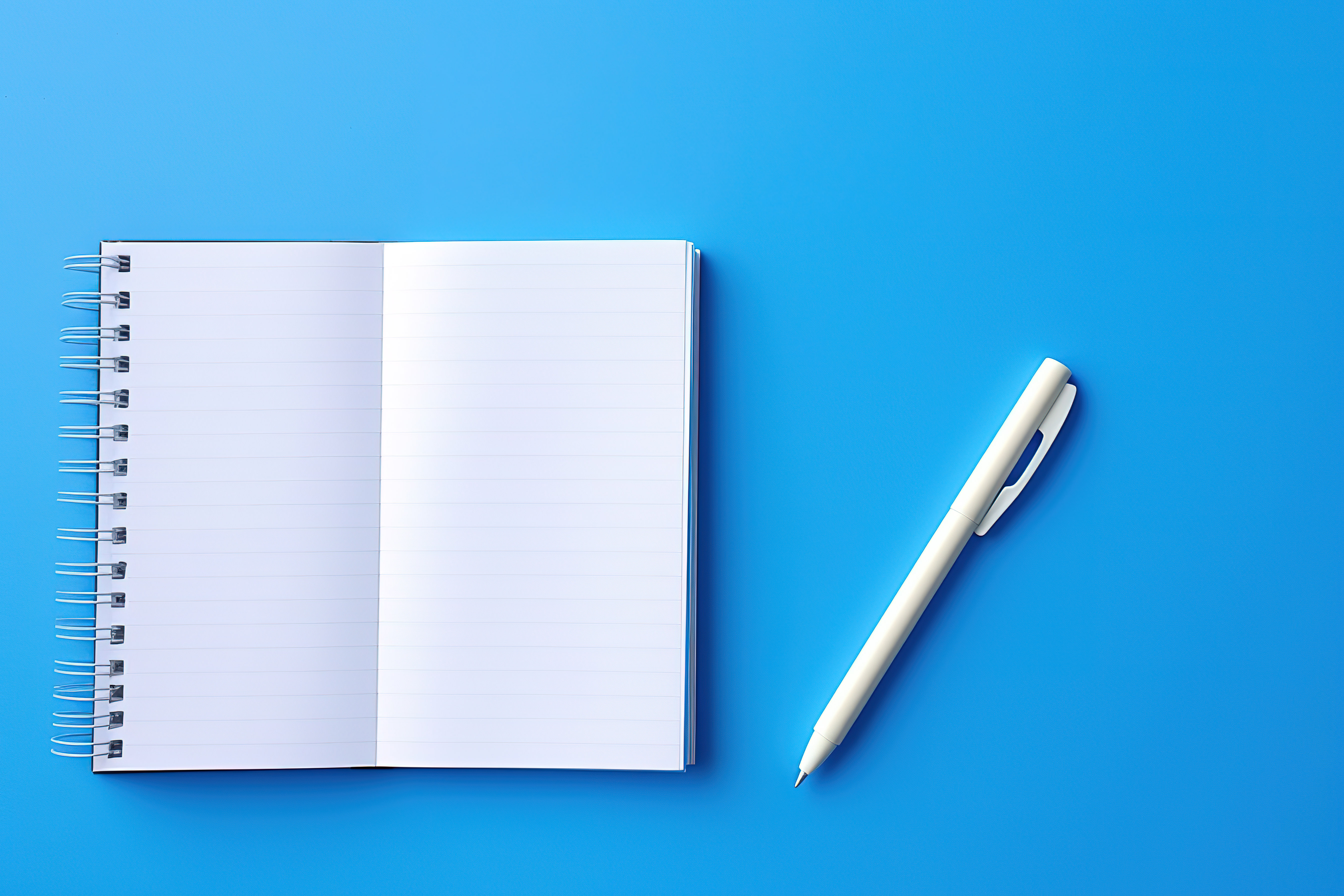 一个打开的书写笔记本，上面有一支笔和一张蓝色的纸图片