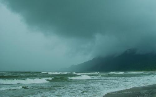 在海边的狂风暴雨音效