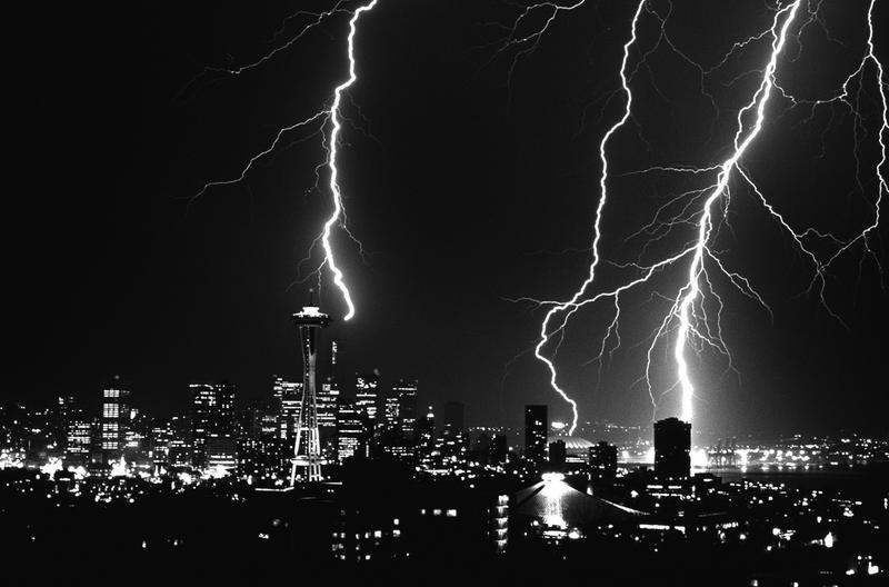 夜空闷雷的炸裂声音效