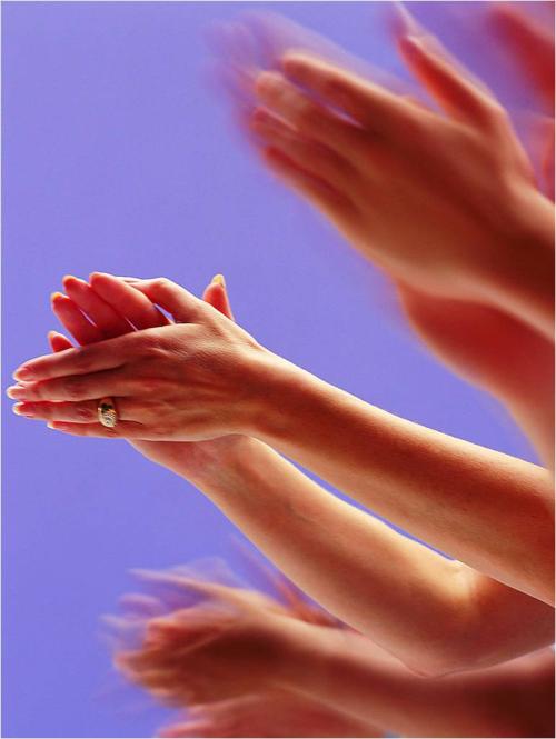 一支部队经过草地脚步的整齐声音