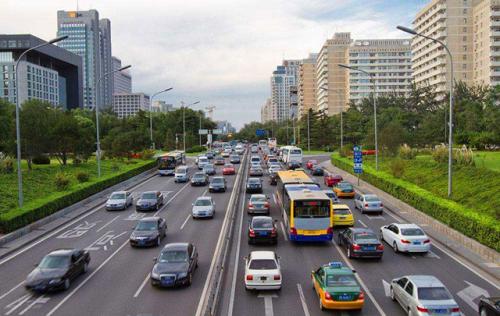 街道上汽车鸣笛声的音效