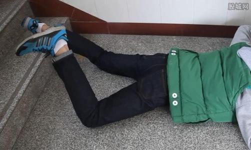 人走路不小心摔下楼梯音效