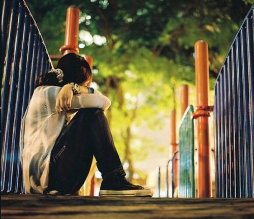 孤独难过怀抱自己音效