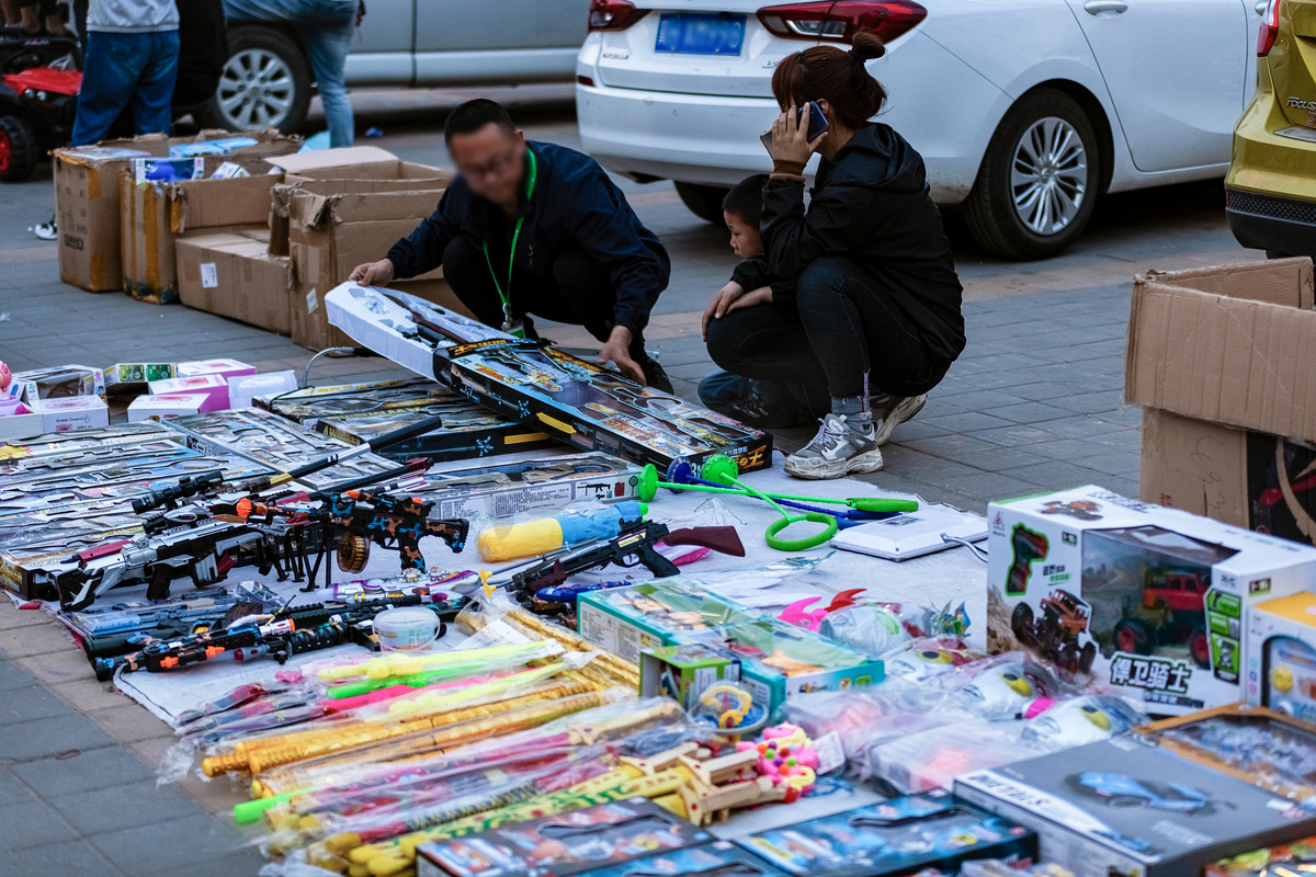 夜市里摆满儿童玩具的摊位地摊图片