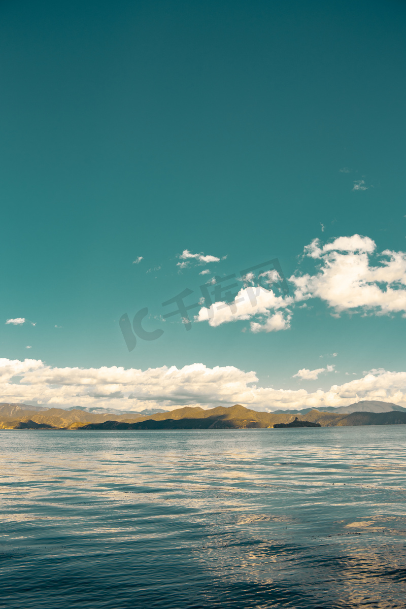 蓝天白云山与湖面摄影图图片