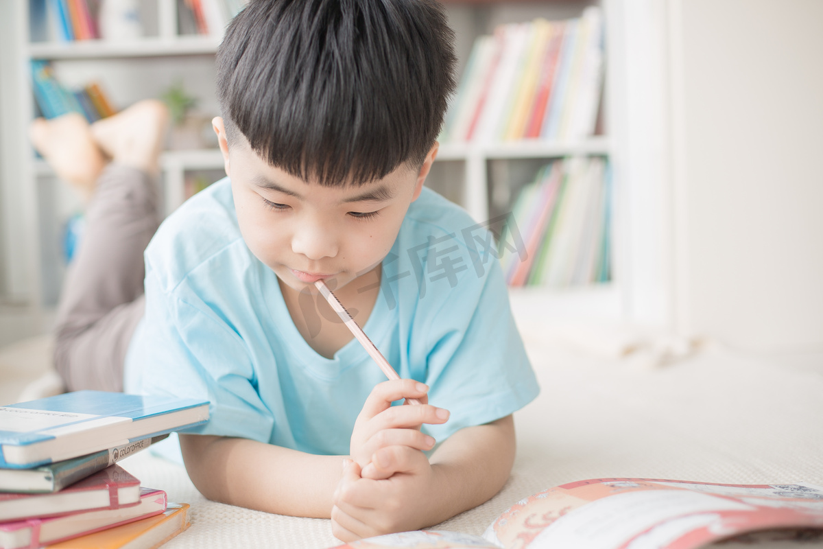 男孩看书学习人物开学季图片