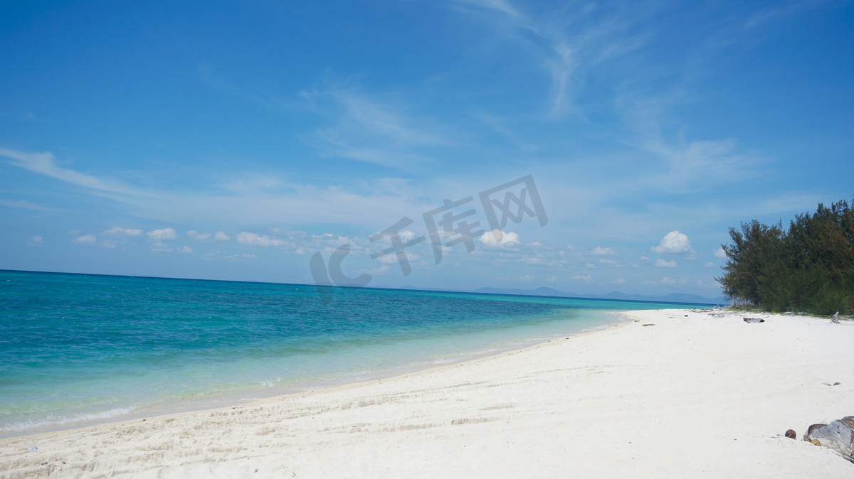 碧海蓝天白沙滩摄影图图片