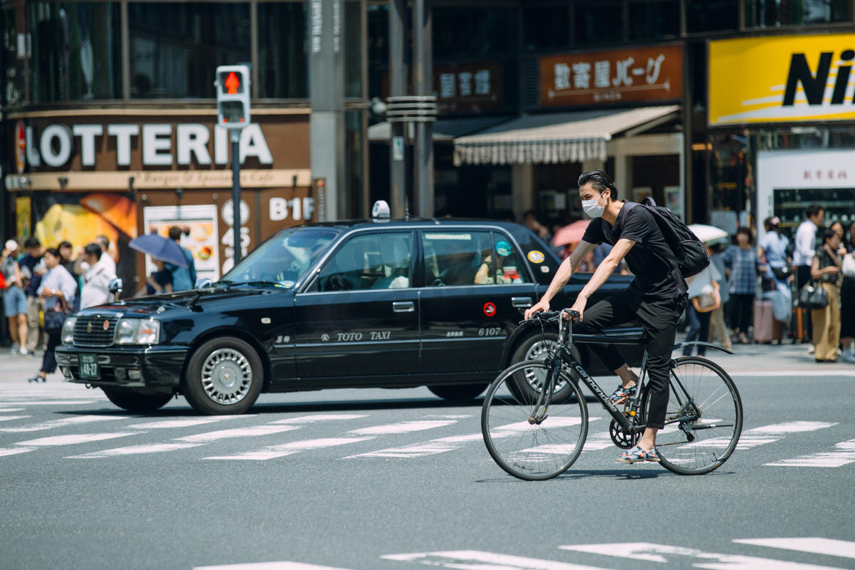 东京街头骑车的少年图片