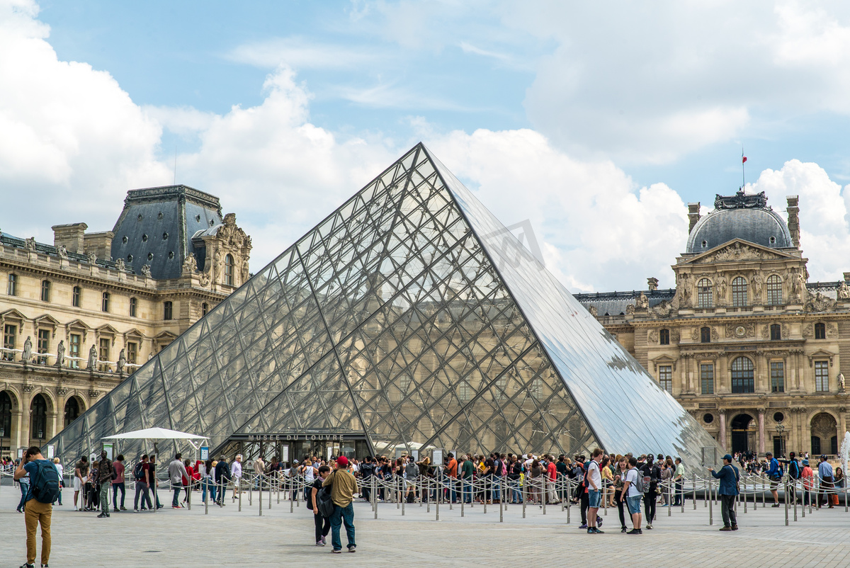 巴黎卢浮宫的玻璃金字塔摄影图图片