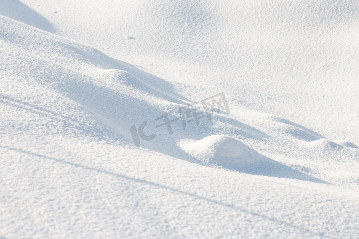 冬天滑雪下雪路面摄影图图片