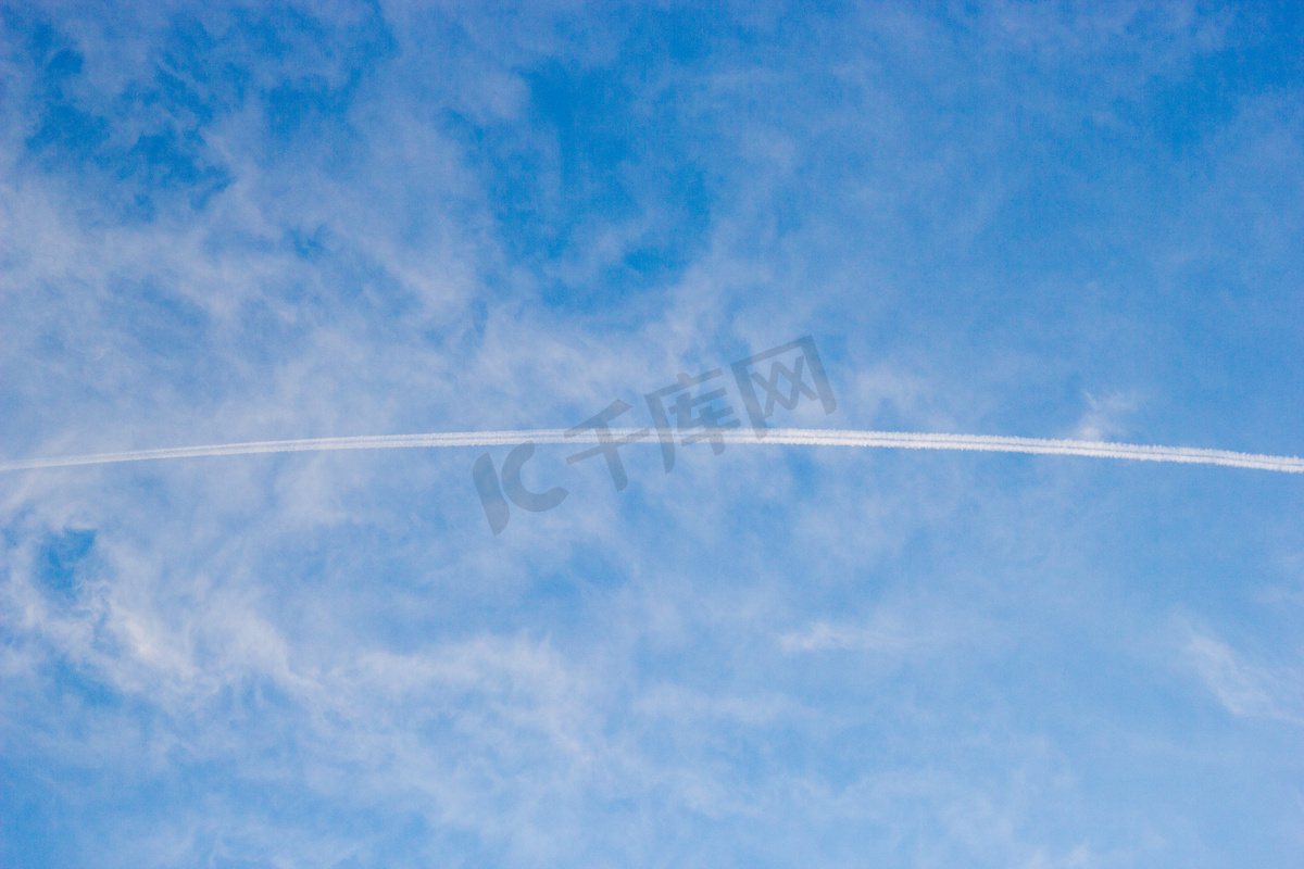 蓝天里一条机尾云摄影图图片