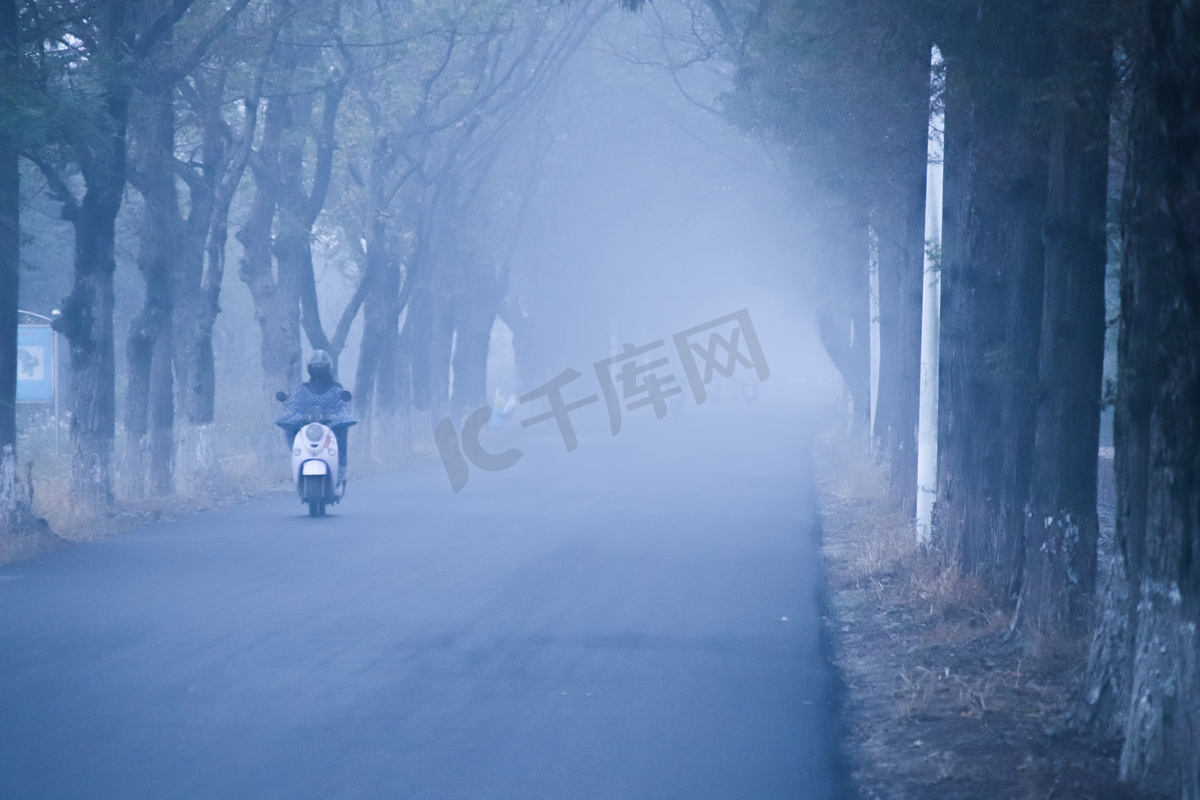 大雾马路摄影图图片