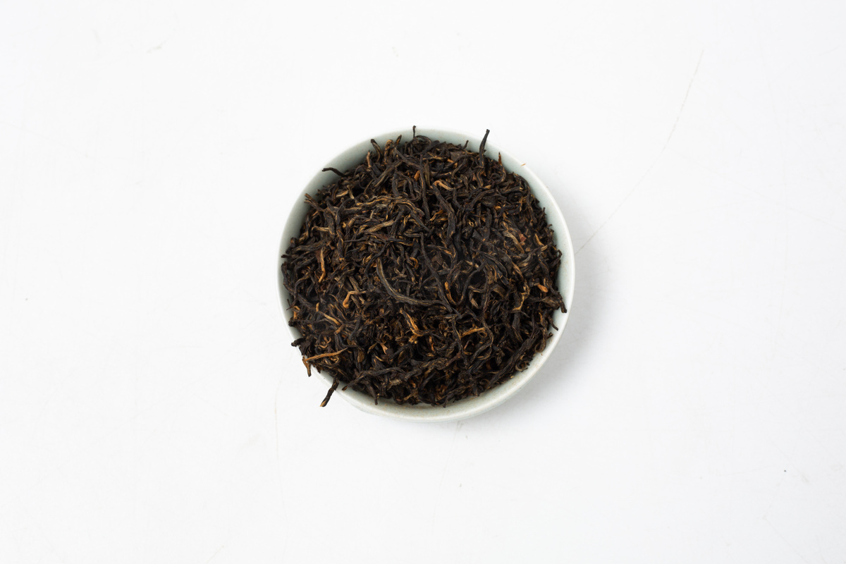 产品图商图白色纯色背景之野生红茶茶叶茶罐摄影图配图图片