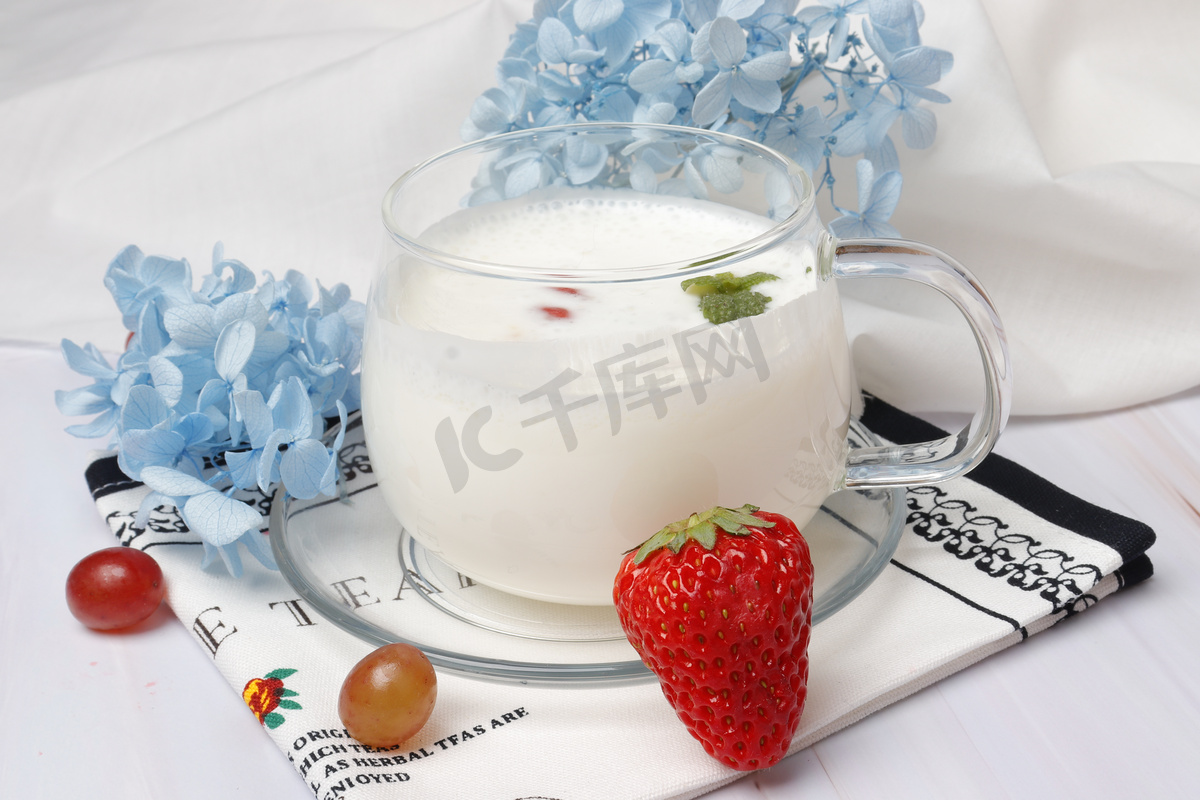 草莓酸奶牛奶甜品饮料摄影图图片