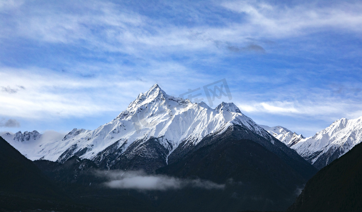 西藏雪山山峰山峦摄影图图片