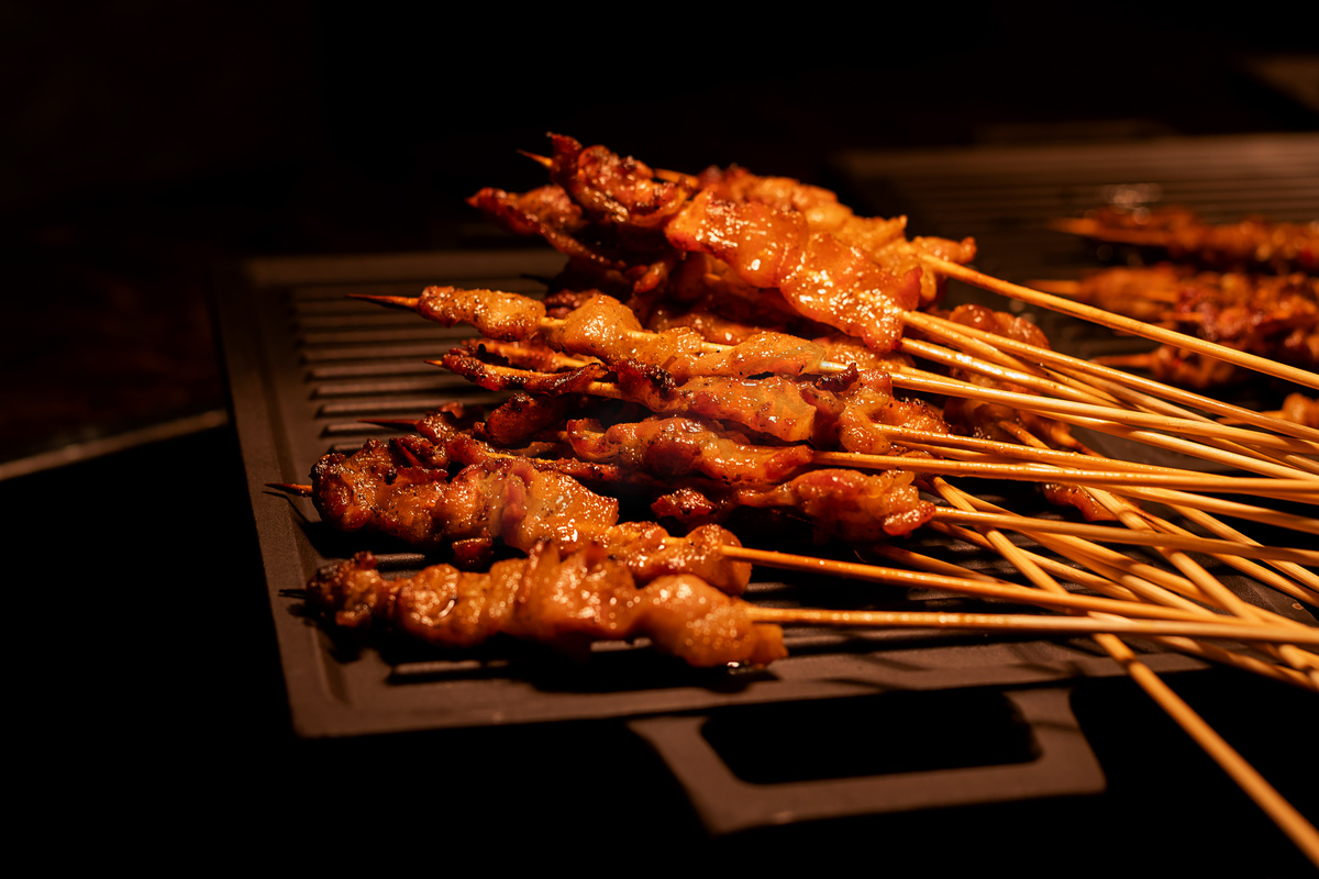 夜宵烧烤美食羊肉串摄影图图片