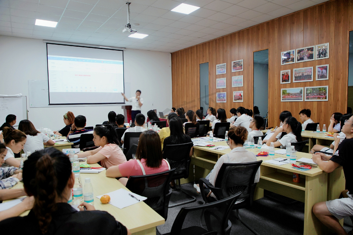 公司开展员工培训会议摄影图图片