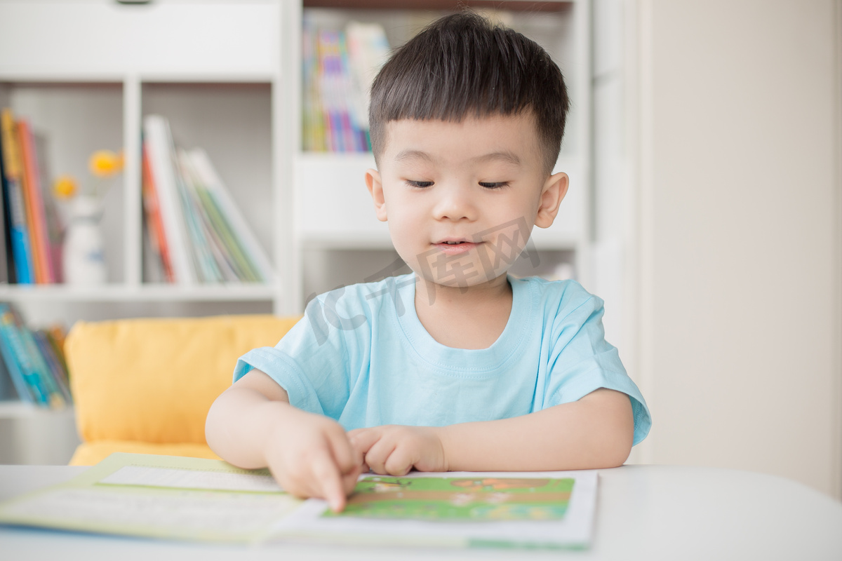 读书的小男孩人物孩子儿童图片