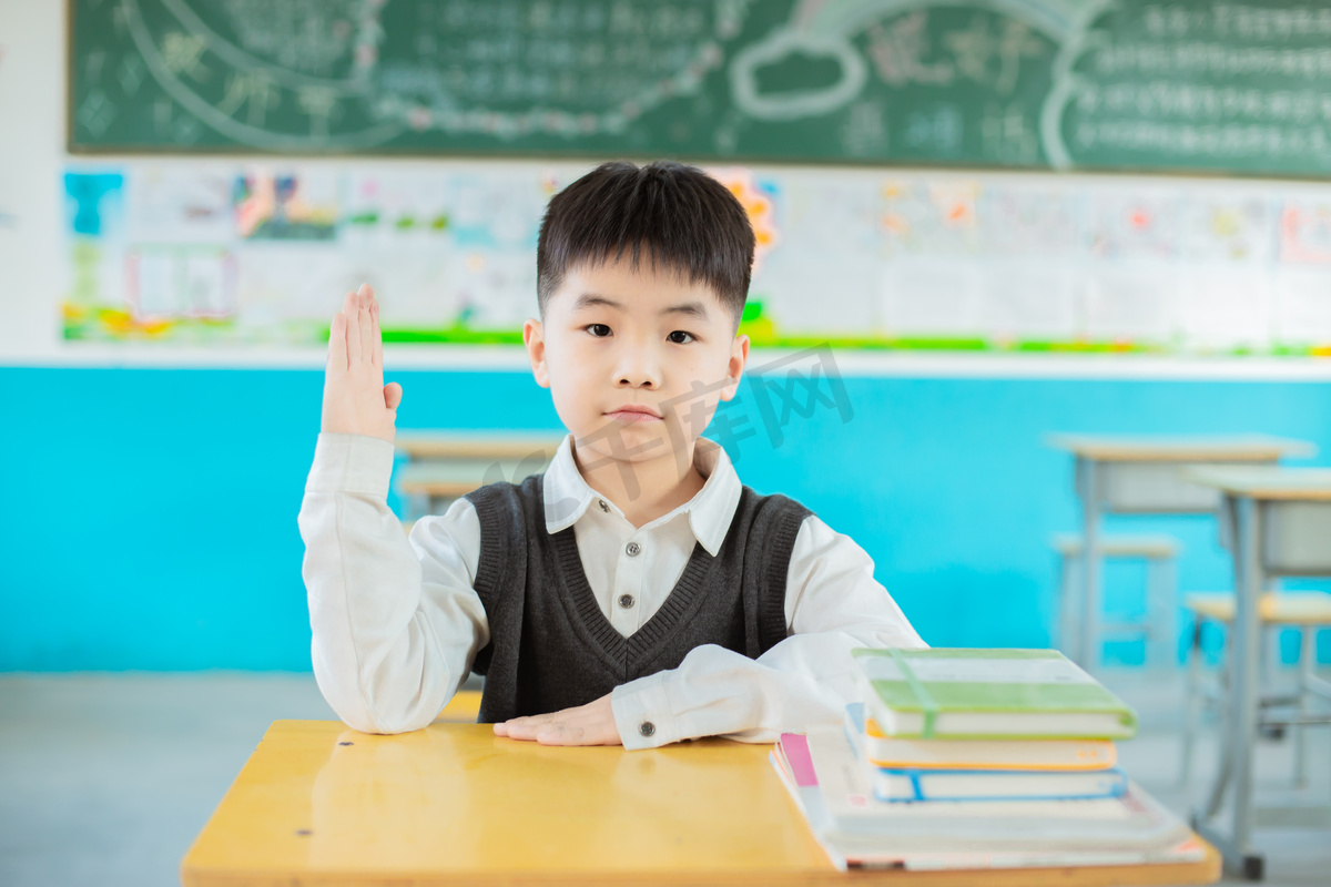 举手回答问题的学生图片